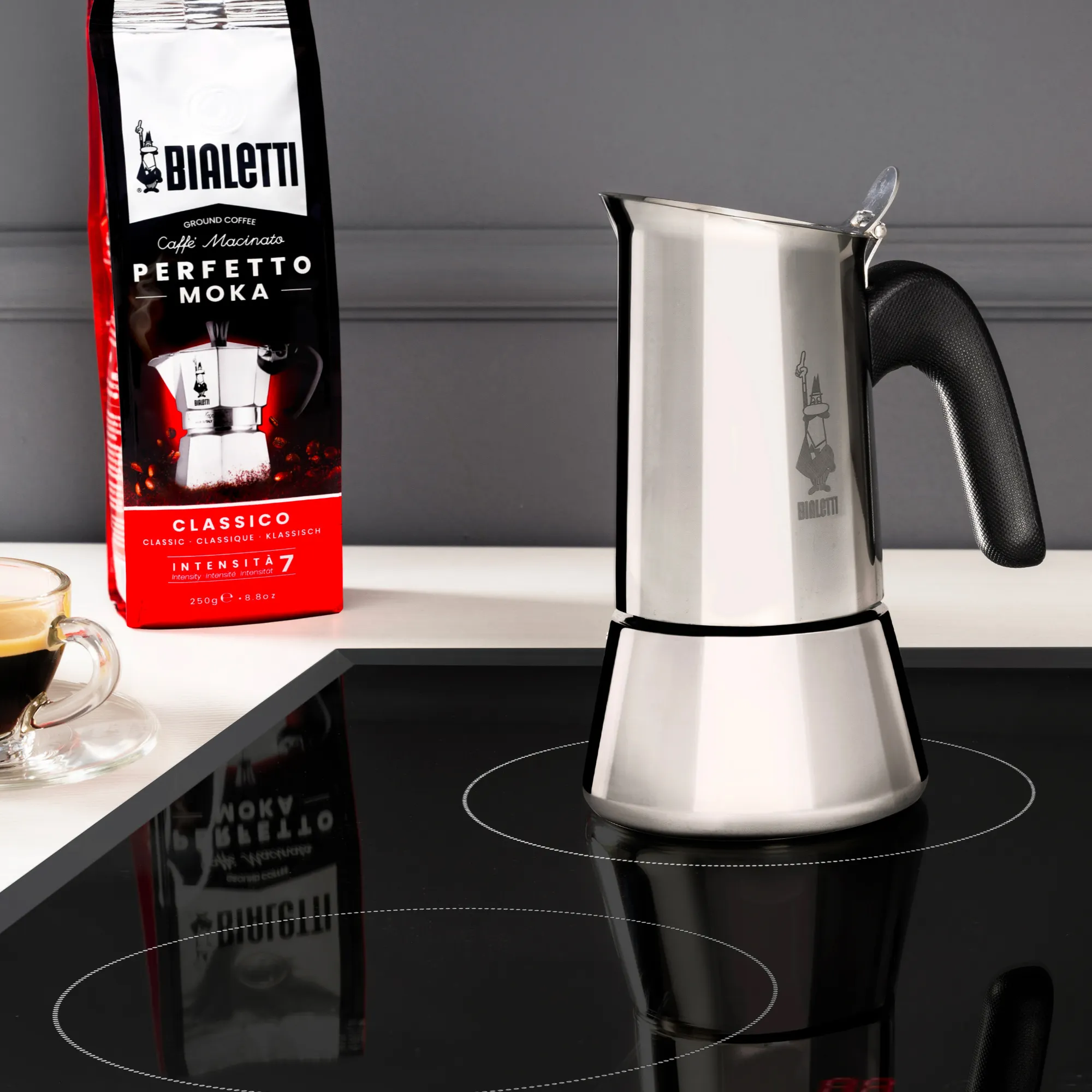 image kawiarka, ekspres do kawy, metalowy czajnik, butelki, kawa mielona