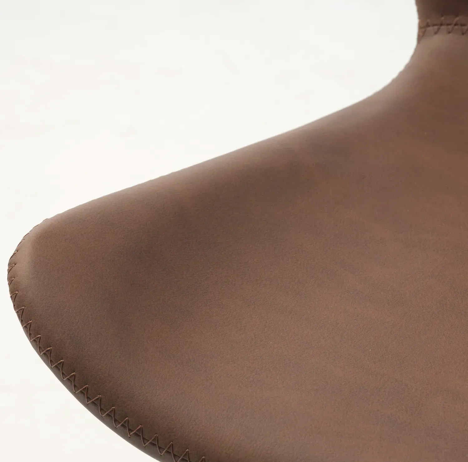 Krzesło drewniane TESLIN z ekoskóry brązowy/koniak - UN_49484100