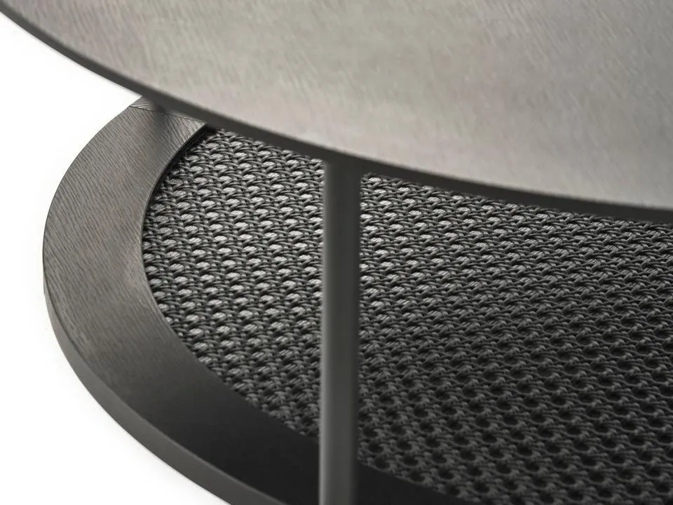 metalowy blat, kruka podkładki, krzesło, drewniana ramka, tło czarne
