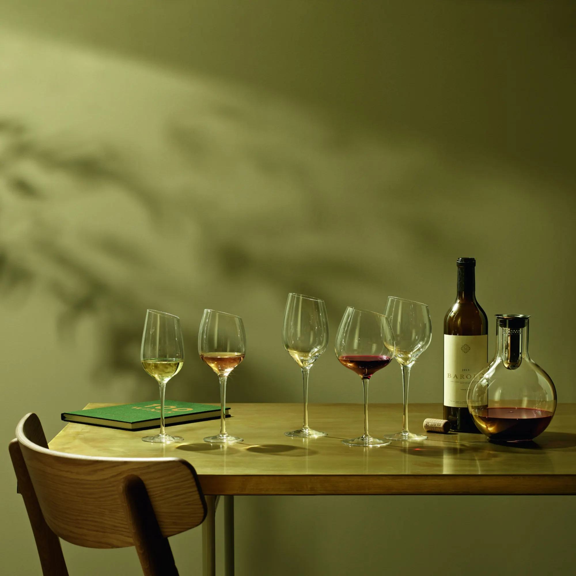 image wino, dekantacja, kieliszki, stolik, butelka wina