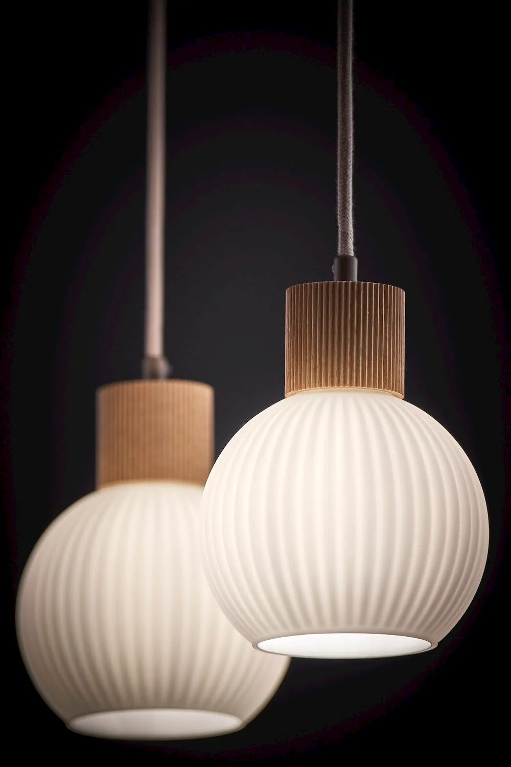 image lampa wisząca, lampka sufitowa, kula, drewniana oprawa, płaska żarówka