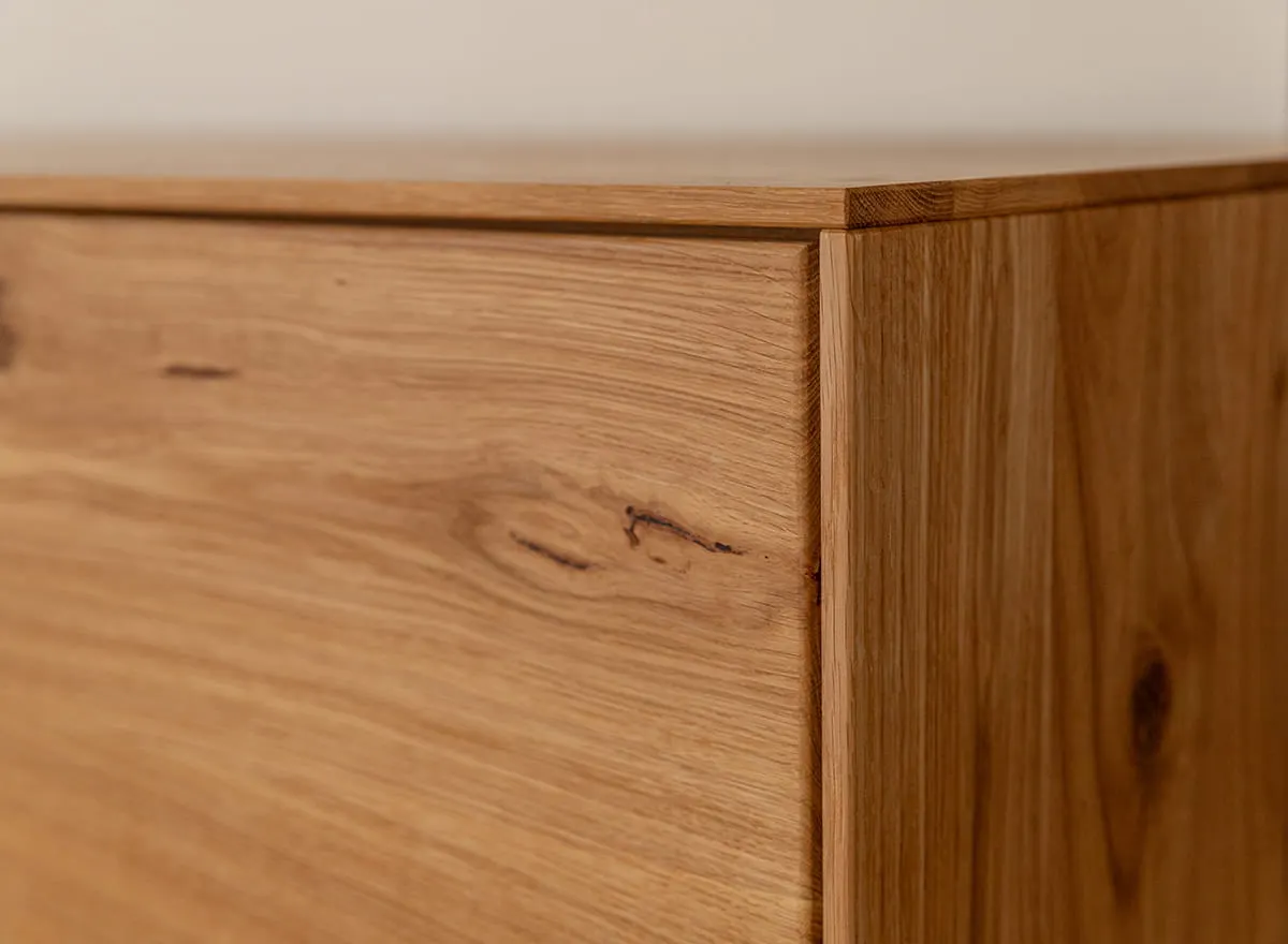 Komoda TV dębowa COLLODI z przeszkleniem i oświetleniem 165 cm - dąb olejowany - ZICOL08