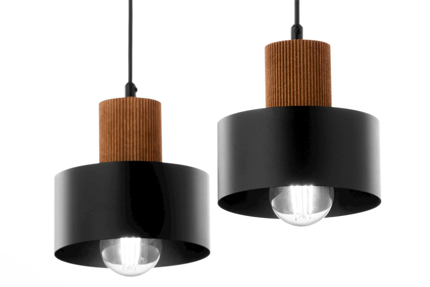 lampa wisząca, metalowy abażur, czarna lampa, drewniane elementy, żarówka rzucająca światło