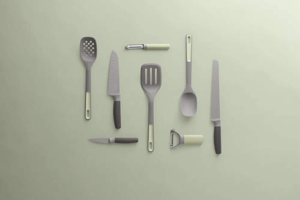image zestaw narzędzi kuchennych, łyżki kuchenne, noże, tarka, dzwignia do obierania
