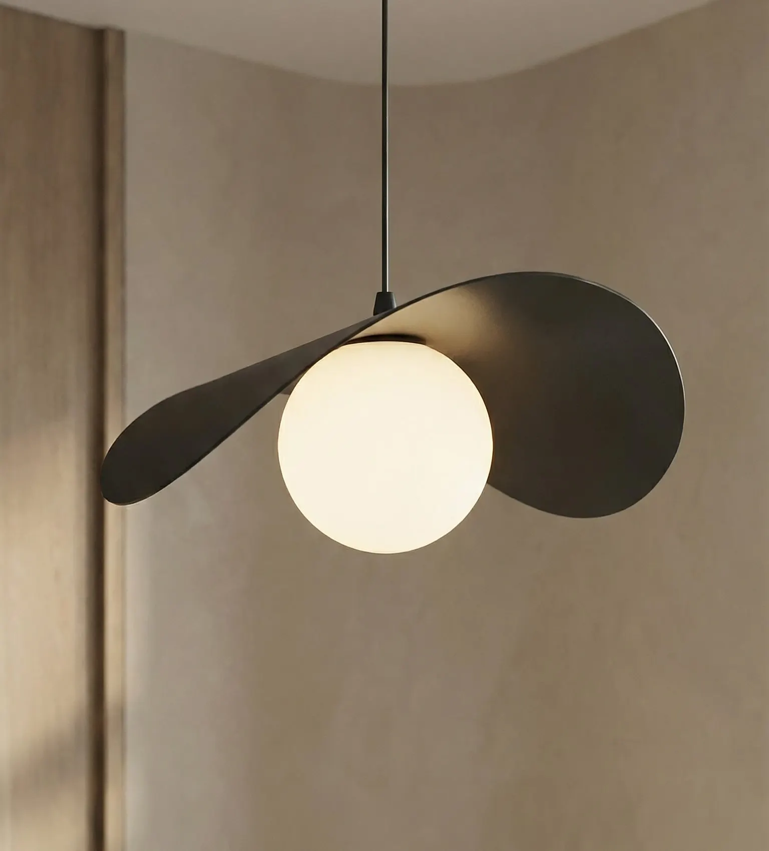 lampa wisząca, design lamp, kula światła, metalowa lampa, wiercony baldowany minimalizm