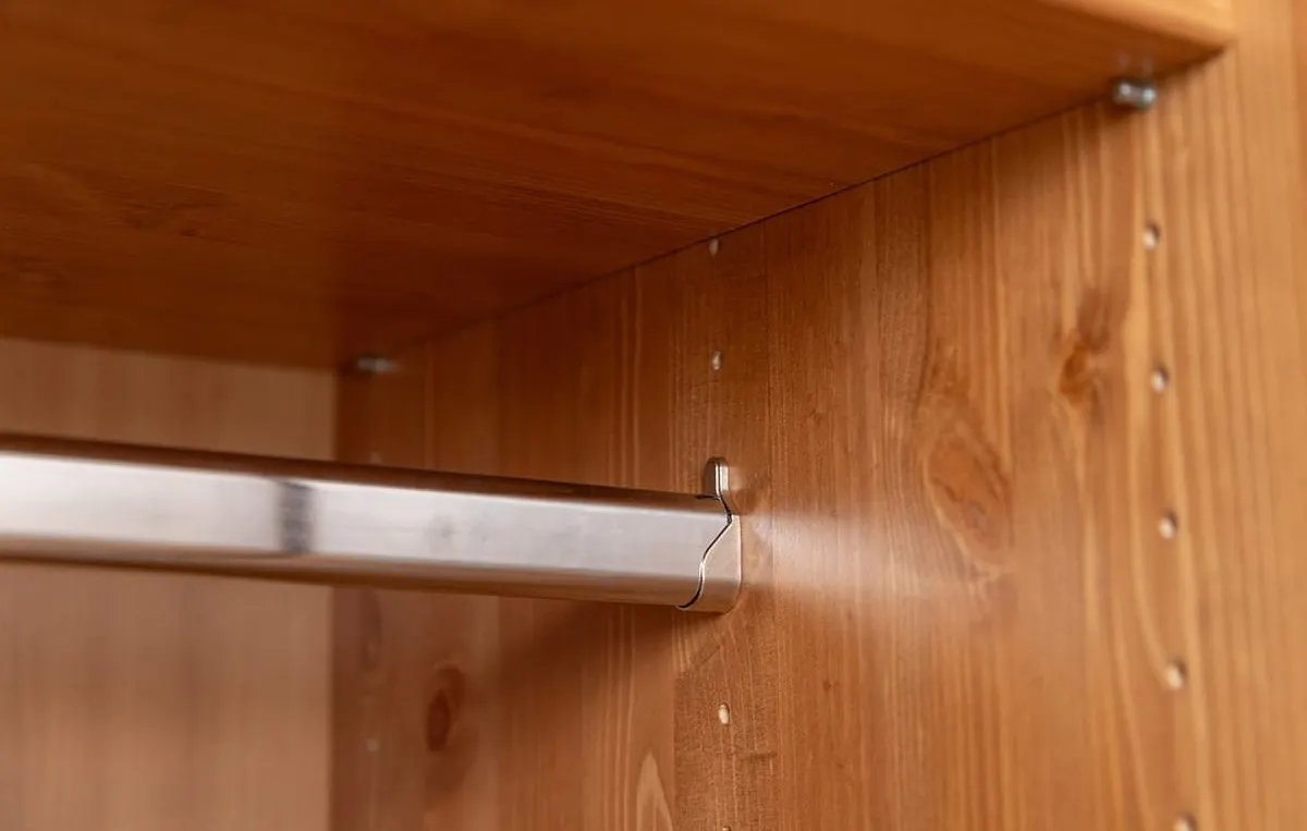 drzwiowa półka, mebel drewniany, patrząc do góry, metalowa prowadnica, szyna rura