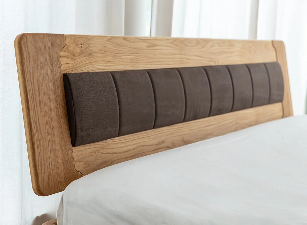 Łóżko dębowe z pikowanym zagłówkiem LIVO Dębowy Sen 160x200 dąb olejowany grafitowy - ZILIV_160