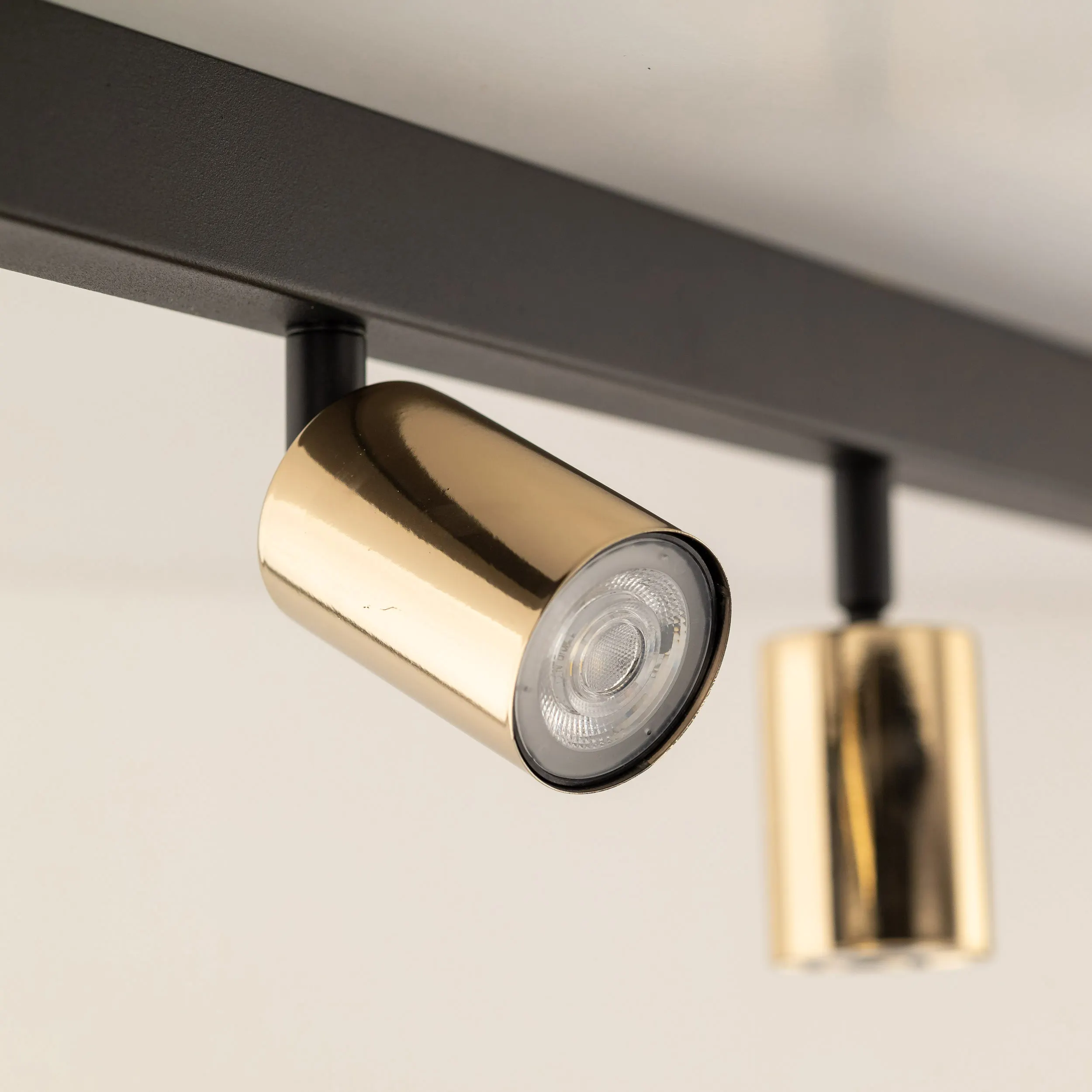 Lampa sufitowa TOP czarna ze złotymi reflektorami regulowanymi na metalowej listwie 127x19x15cm - TK_5970