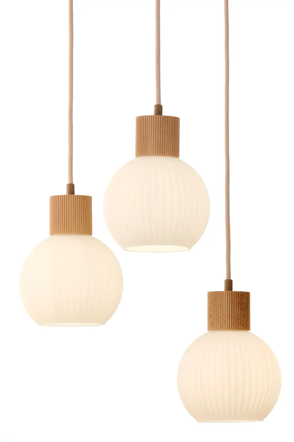 image lampy wiszące, lampa sufitowa, kule LED, drewniane osłonki, drewniana oprawa