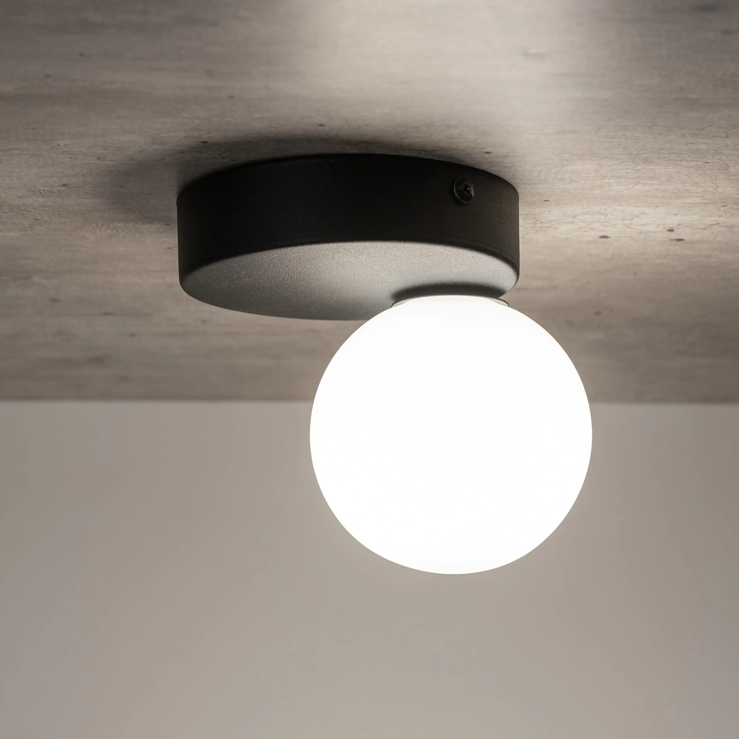 Lampa sufitowa BIANCA czarna z białym okrągłym szklanym kloszem 16x15x12cm — zdjęcie 8