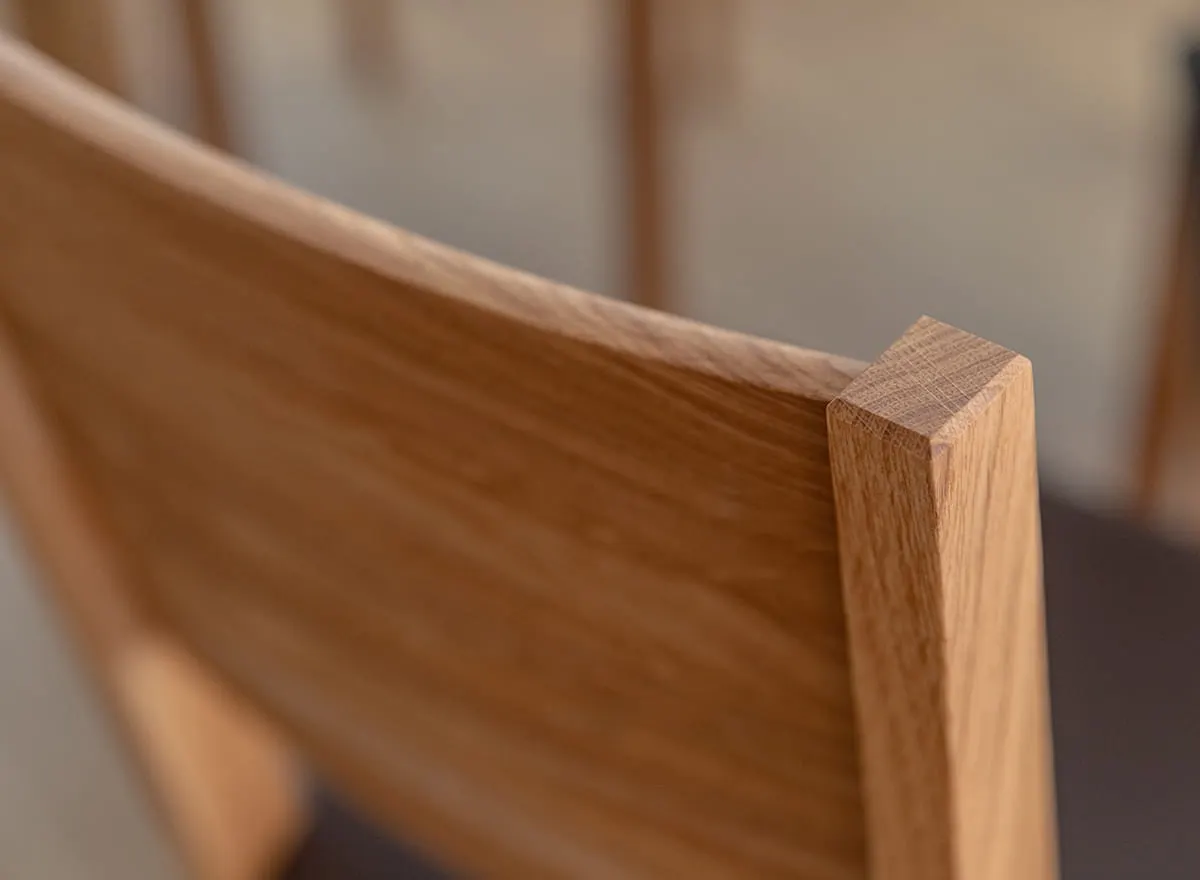 Krzesło dębowe PRATO z brązowym siedziskiem - dąb olejowany - KDBBR