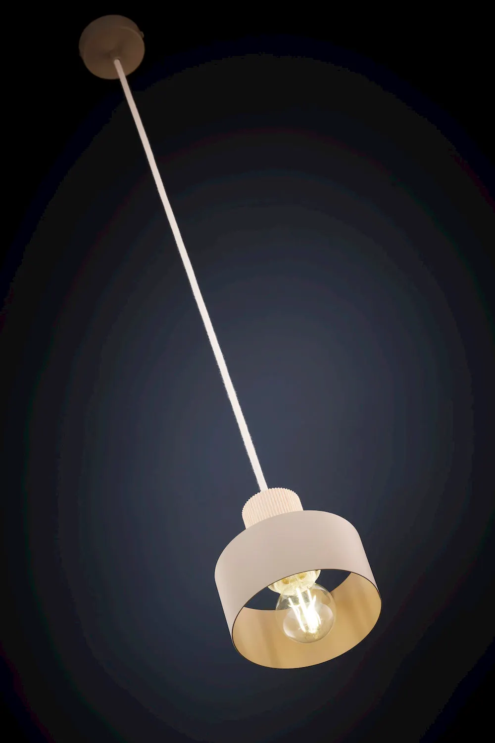 lampa wisząca, abażur metalowy, żarówka, kolor biały, kabel wiszący