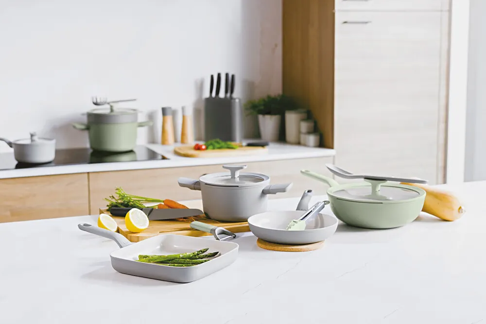 naczynia, patelnie, kuchnia, zestaw garnków, kolorowy pojemnik?