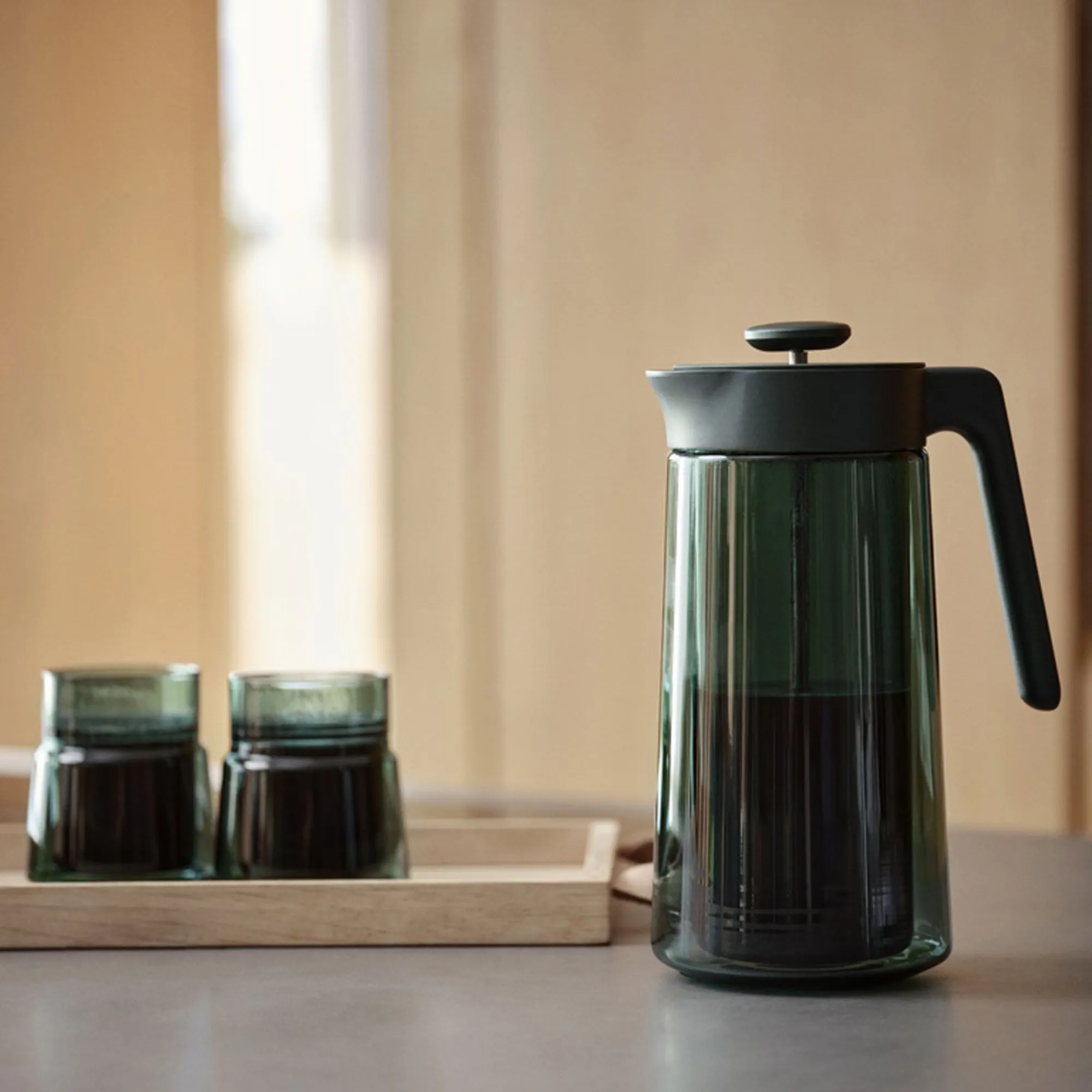 image dzbanek kawowy, kawiarnia, szklany dzbanek, ciemny zielony, zestaw filiżanek