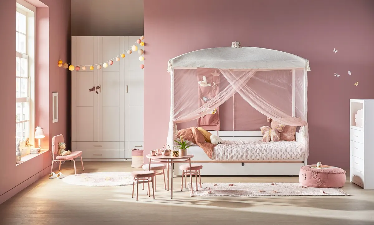 pokój dziecięcy, różowy, łóżko z baldachimem, meble dziecięce, dekoracje pokoju