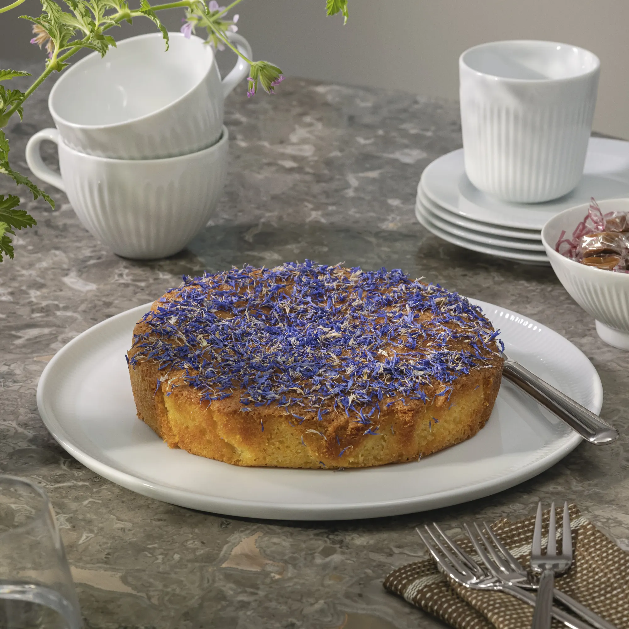 image ciasto, ciasto z kwiatami, torcik, kwiatowy posypka, platka deserowa