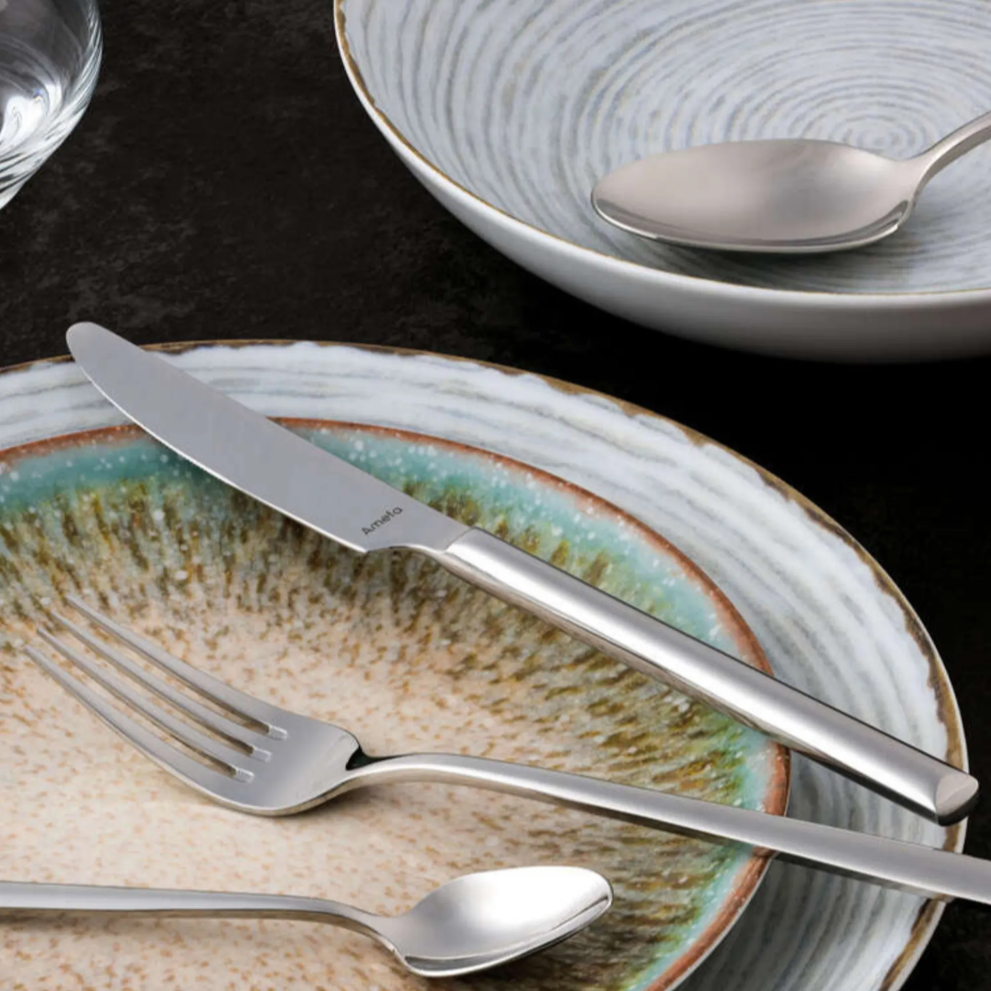 naczynia, zestaw sztućców, stal nierdzewna, talerz porcelanowy, serwetka knajpiana