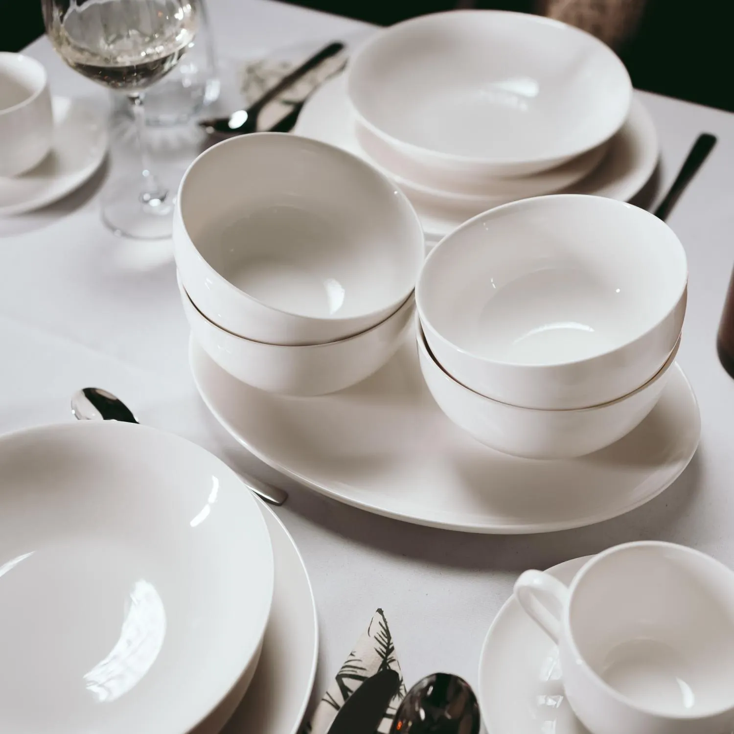 porcelana, zestaw naczyń, białe talerze, miski, stół