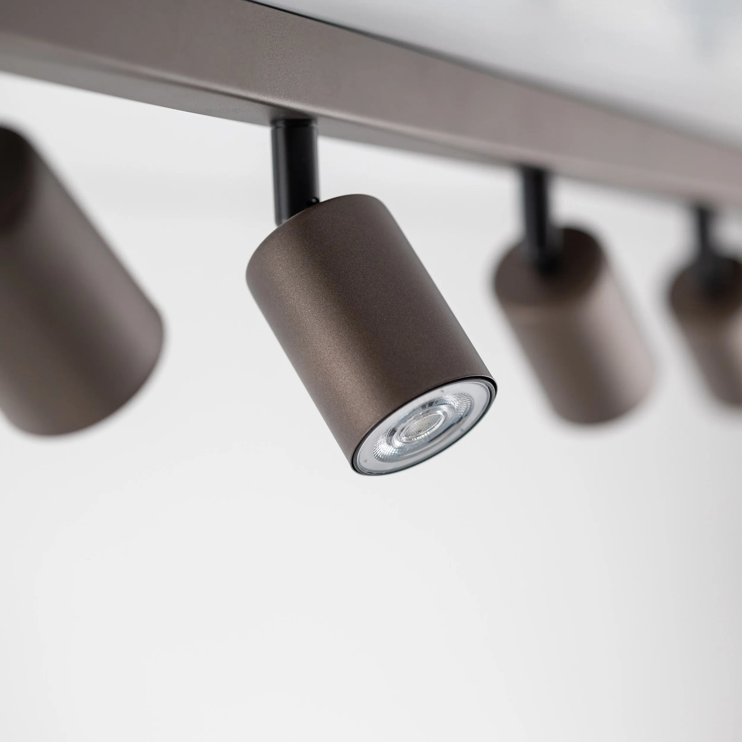 Lampa sufitowa TOP brązowa na metalowej listwie 8 regulowanych reflektorów 170x19x15cm - TK_6184