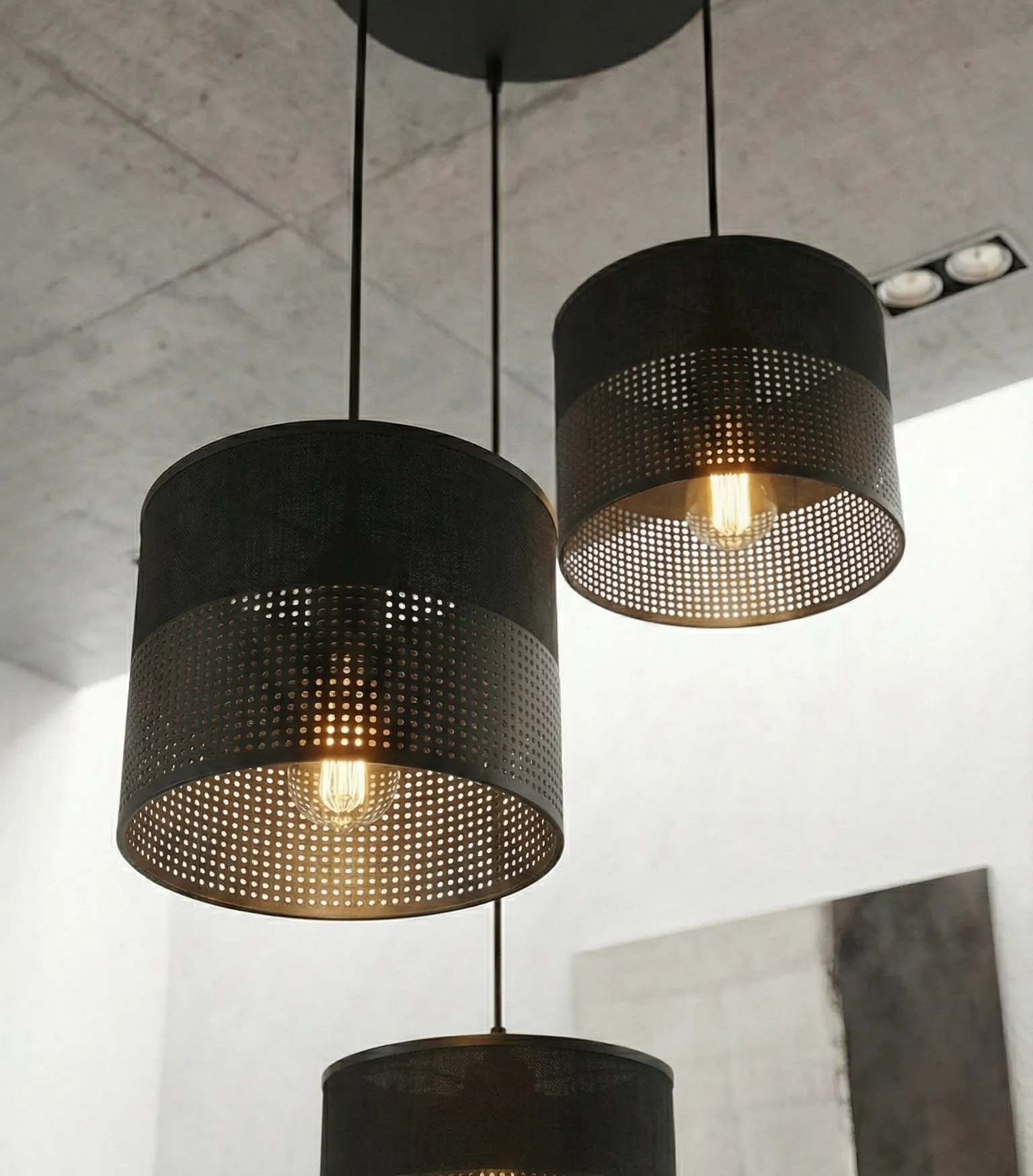 lampa wisząca, pojedynczy punkt świetlny, czarna lampa, metalowa osłona, perforowana abażur