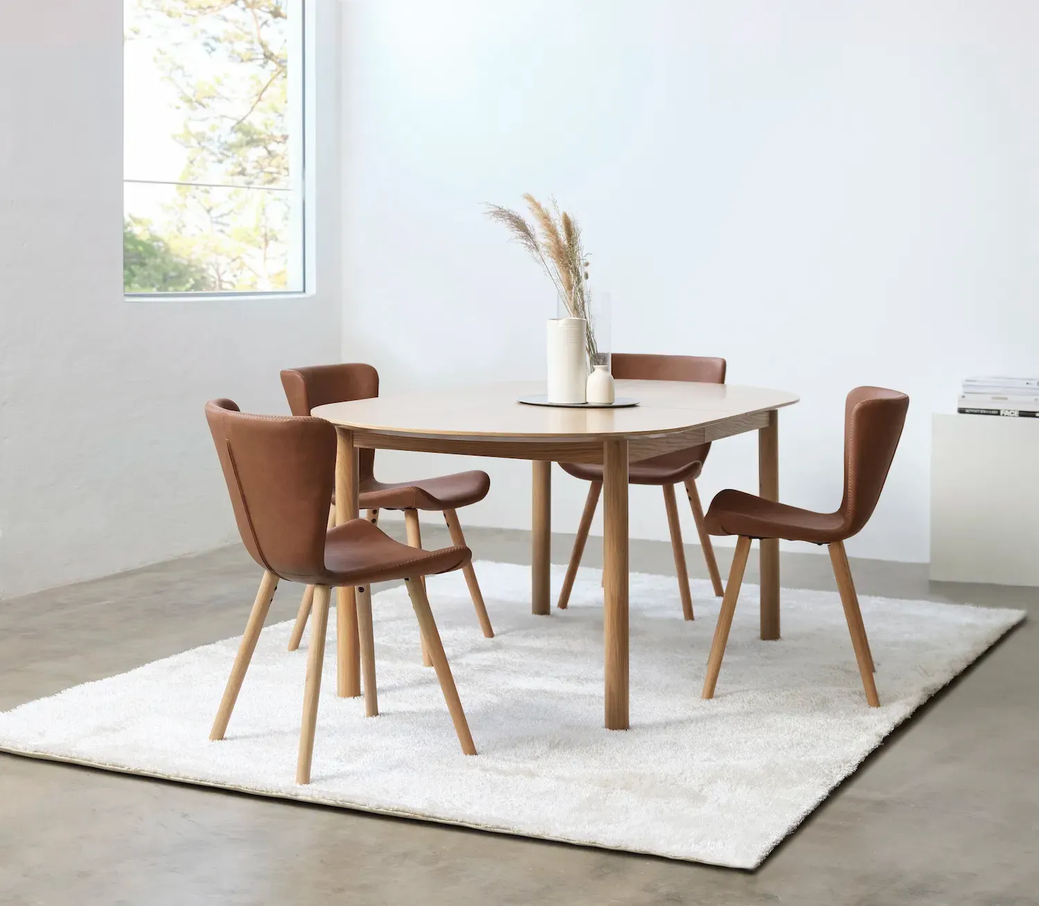 Krzesło tapicerowane TESLIN - ekoskóra: koniak, naturalne nogi - UN_49480000