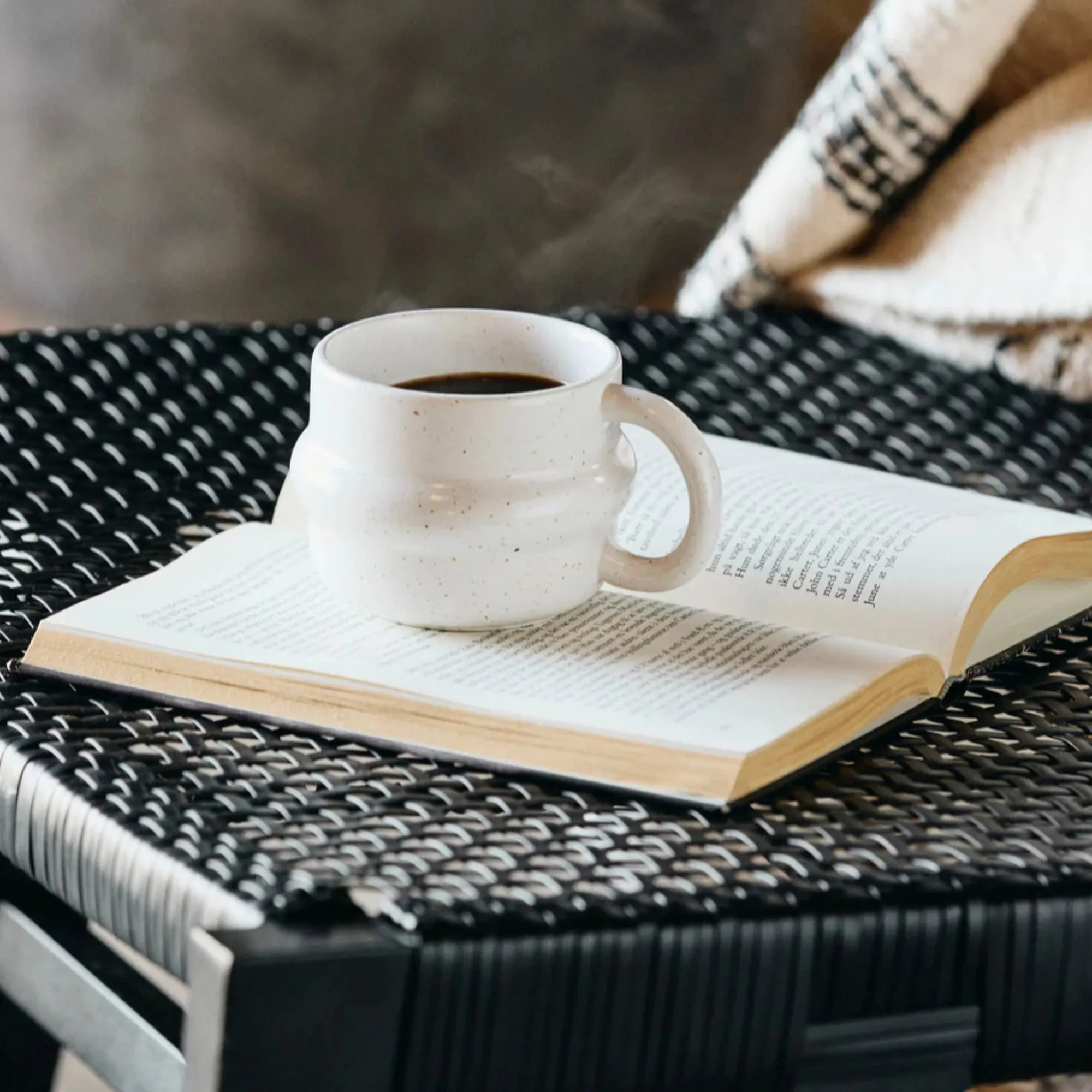 kawa, filiżanka, ceramika, książka, stół