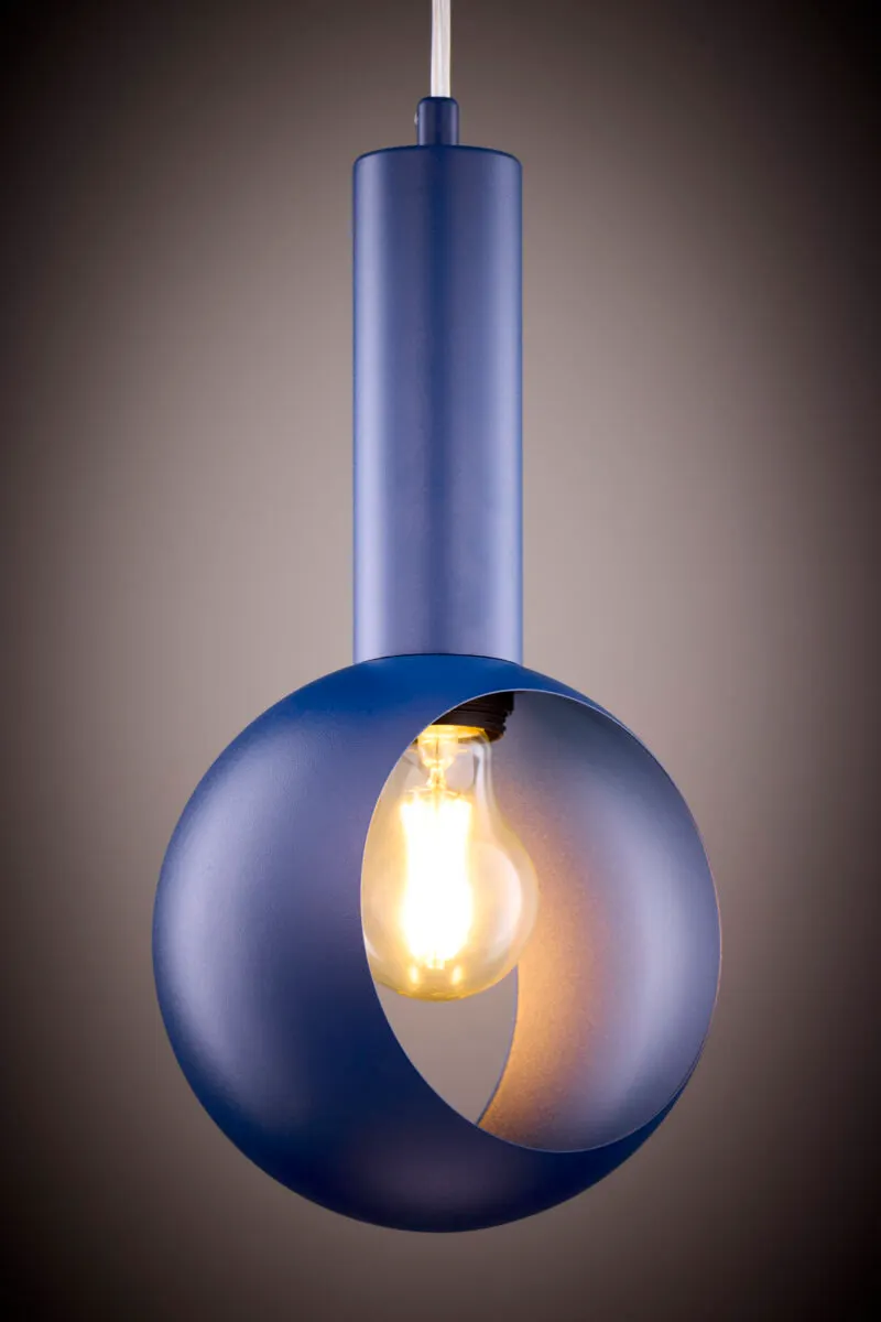 lampa wisząca, żarówka, niebieska obudowa, metalowa konstrukcja, kinkiet sufitowy