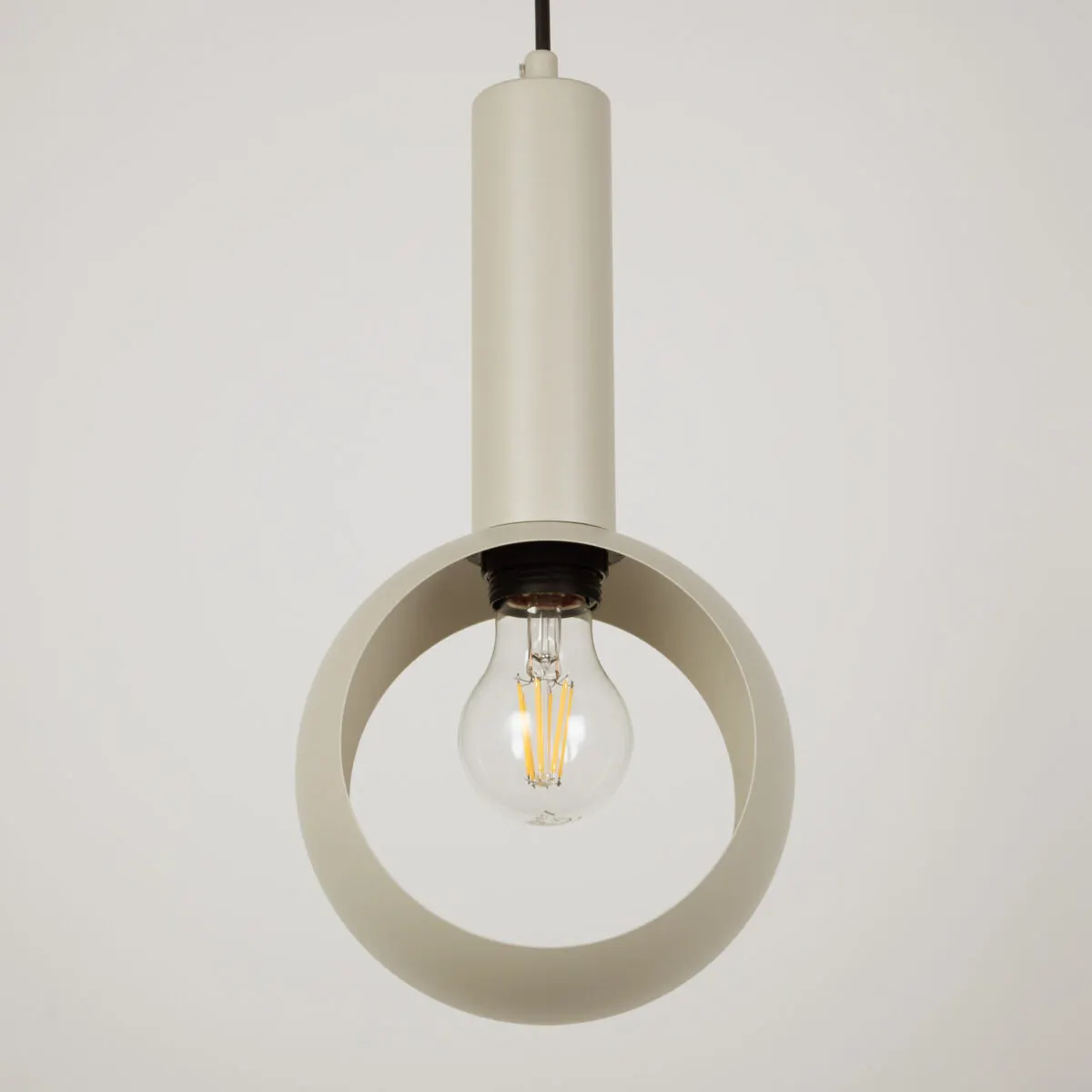 image lampa wisząca, żarówka LED, korpus metalowy, konstrukcja okrągła, kolor beżowy