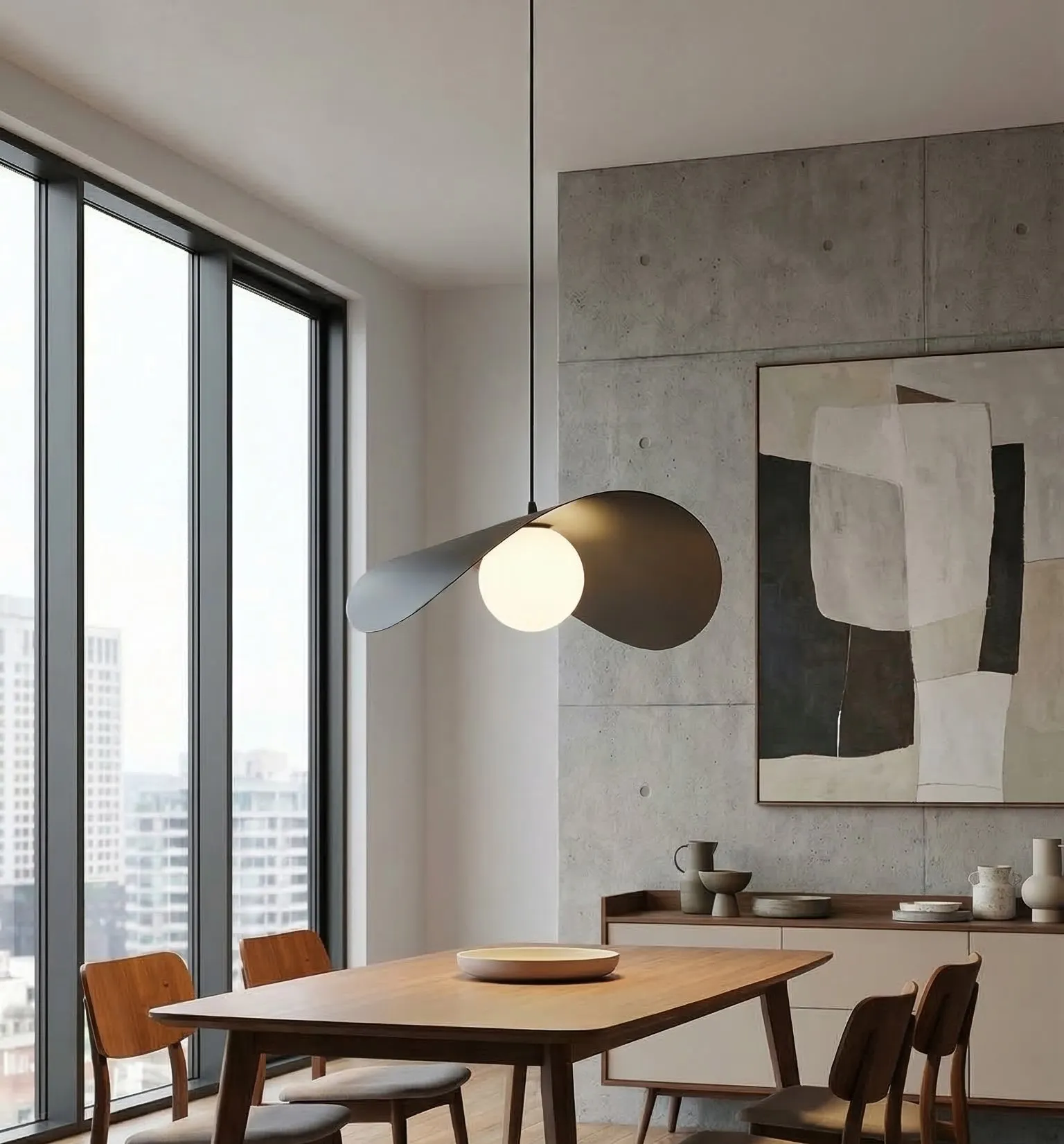 image stół drewniany, kuchnia/jadalnia, kijowy żyrandol, minimalistyczny design, obrazy abstrakcyjne