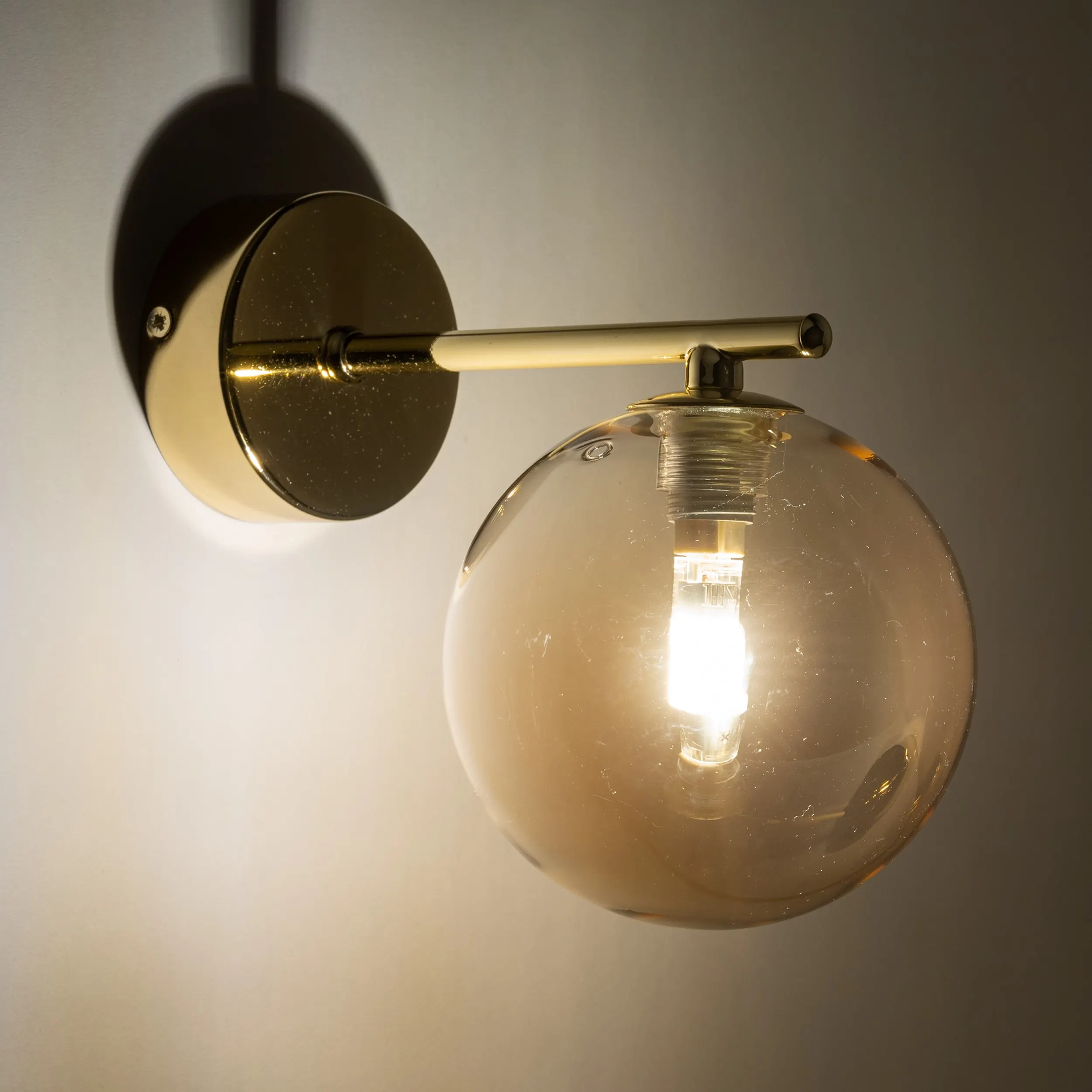 Kinkiet ESTERA złoty z bursztynowym okrągłym szklanym kloszem 22x17x12cm - TK_4778