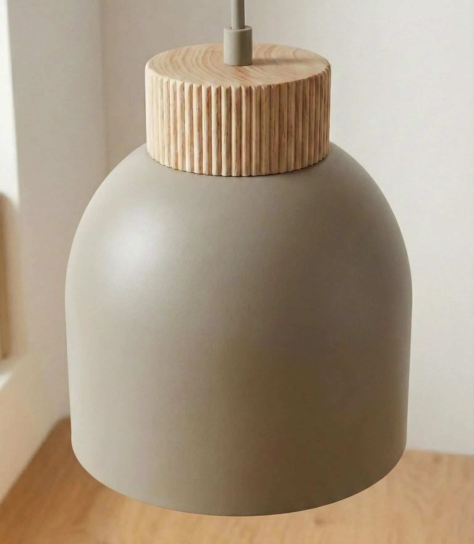 lampa, lampa wisząca, minimalistyczna, szary, drewniana obejma