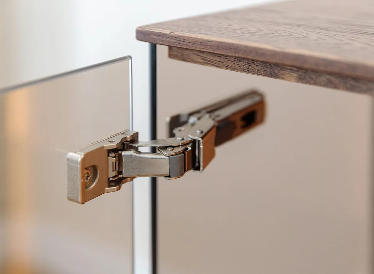 Komoda TV dębowa COLLODI z przeszkleniem i oświetleniem 185 cm - tabacco - ZICOL09T