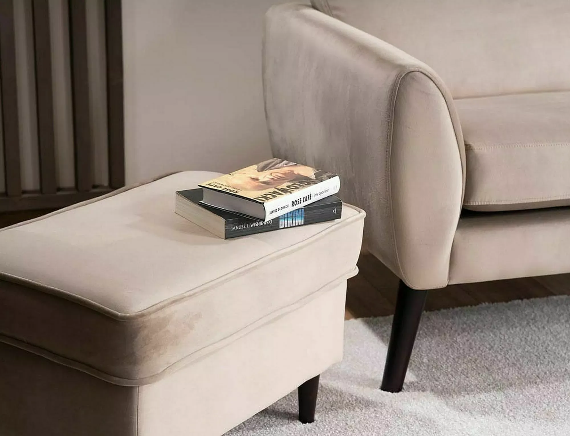 Sofa dwuosobowa MENA VELVET Bluvel 40 ciemny beż wenge - MENAVCBW