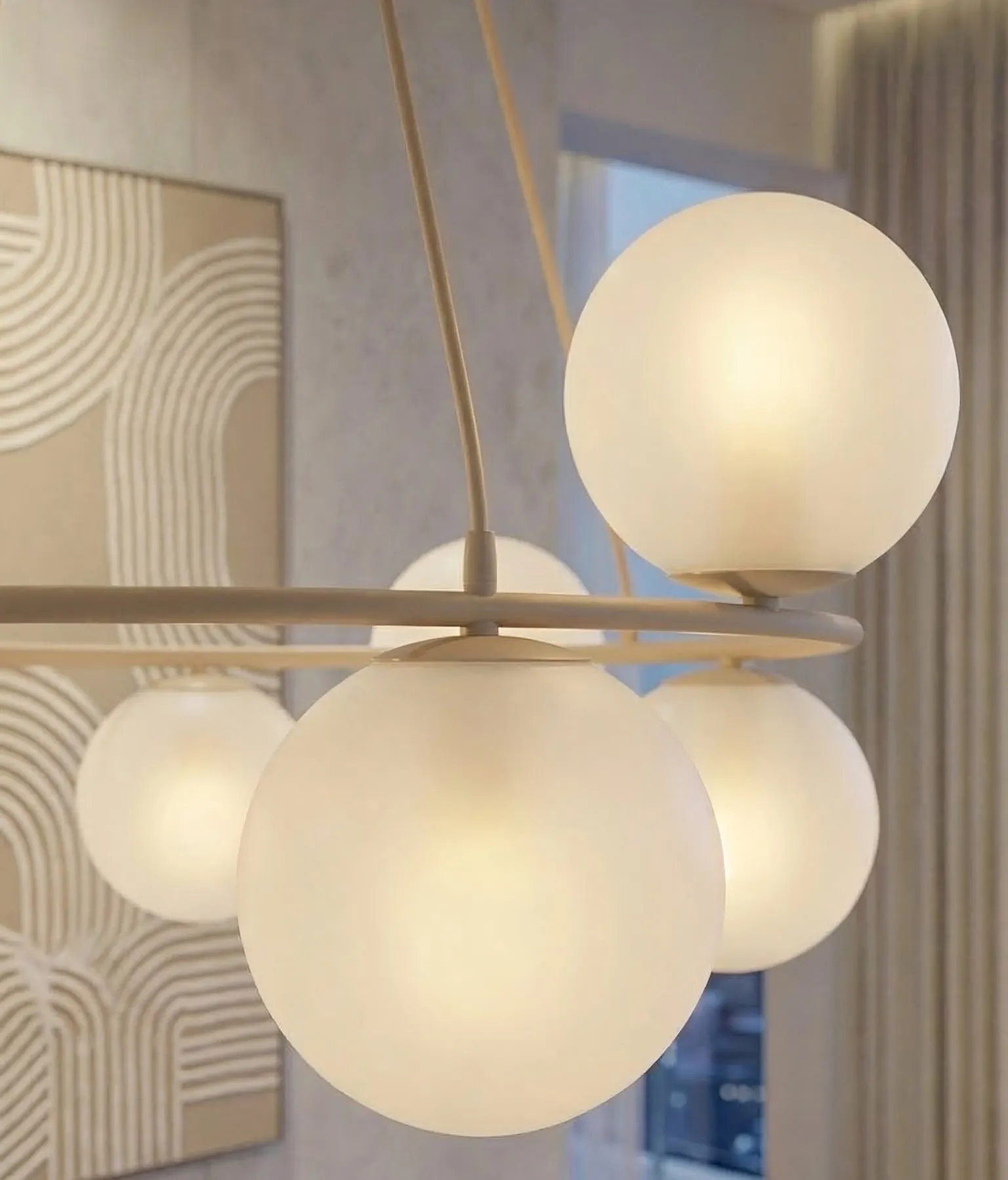image lampa wisząca, kuleczki, biała kula, nowoczesny design, oświetlenie sufitowe