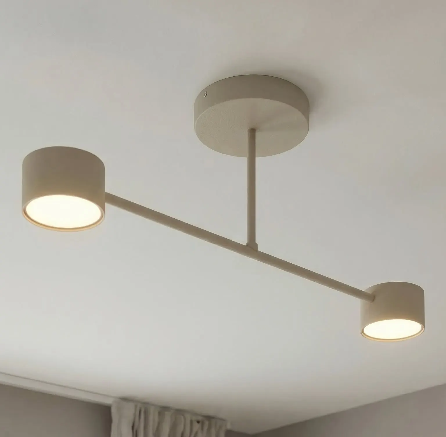 lampa sufitowa, dwupalna, neutralny kolor, metalowy trópośrednik, kinkiet sufitowy