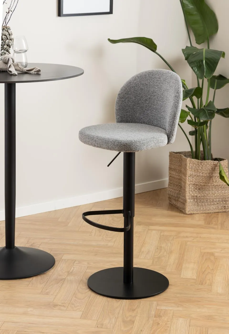 krzeslo barowe, stolik, drewniana podłoga, rośliny doniczkowe, sala/jadalnia