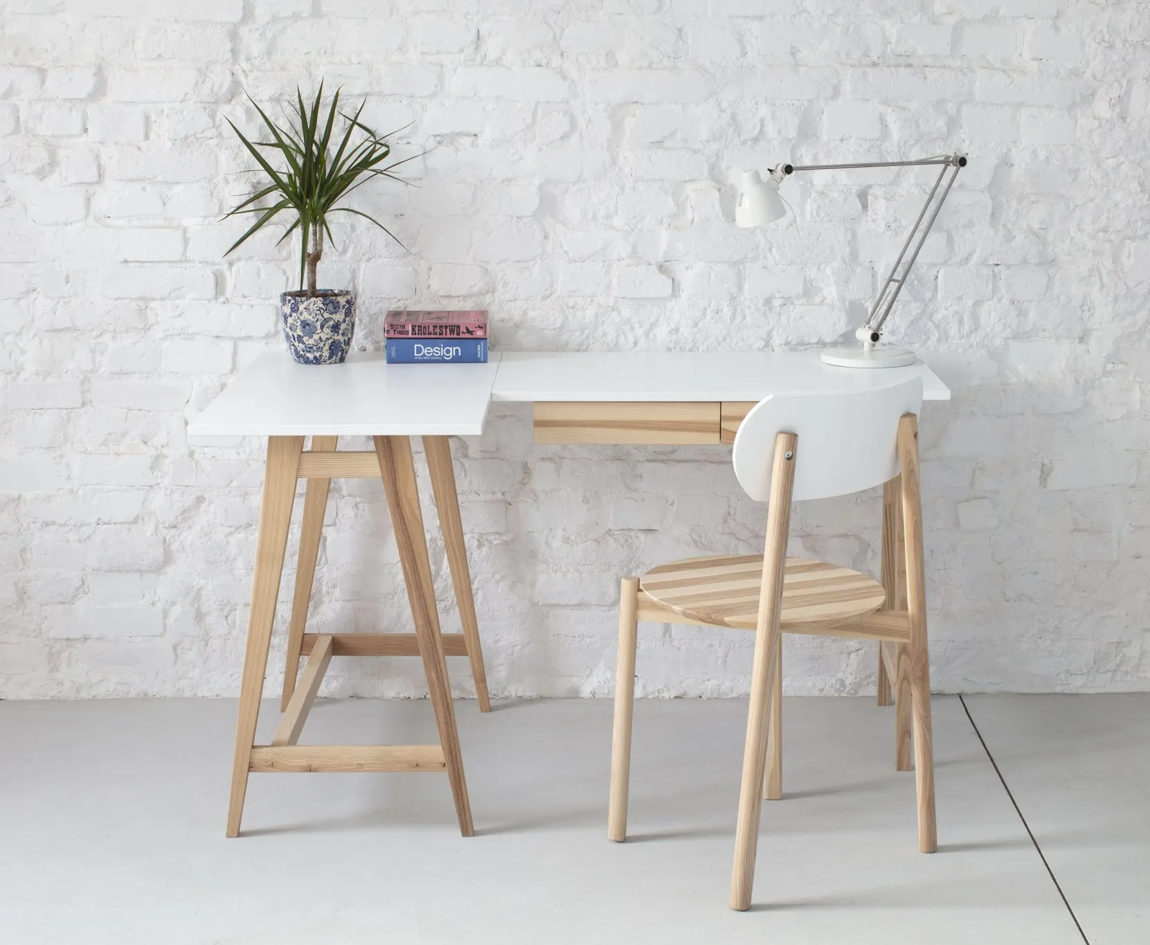 Biurko narożne z szufladą LUKA lewostronne 135x85 różowy blat/drewniane nogi - RGB_CDLUK29_L