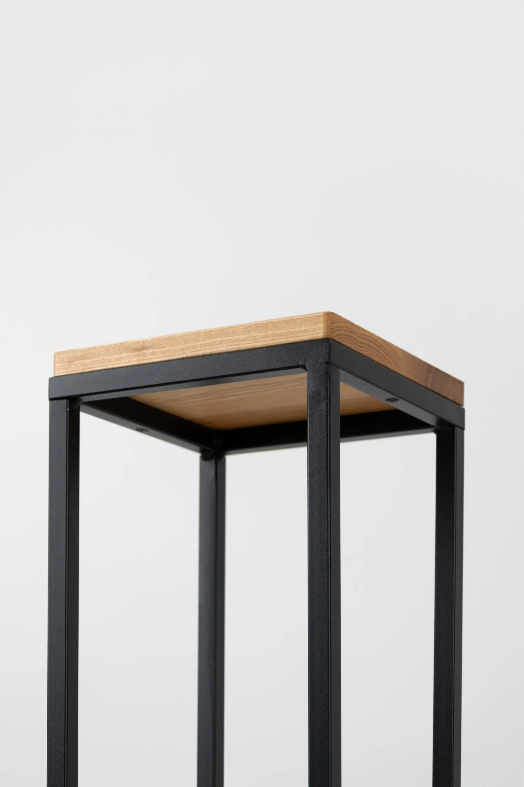 Kwietnik stojący 3-poziomowy NICEA L metal drewno czarny naturalny - LD_TZ000050