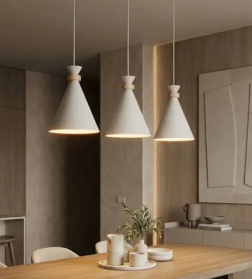 lampa wisząca, trzy lampy, kuchnia, drewniany stół, minimalistyczny