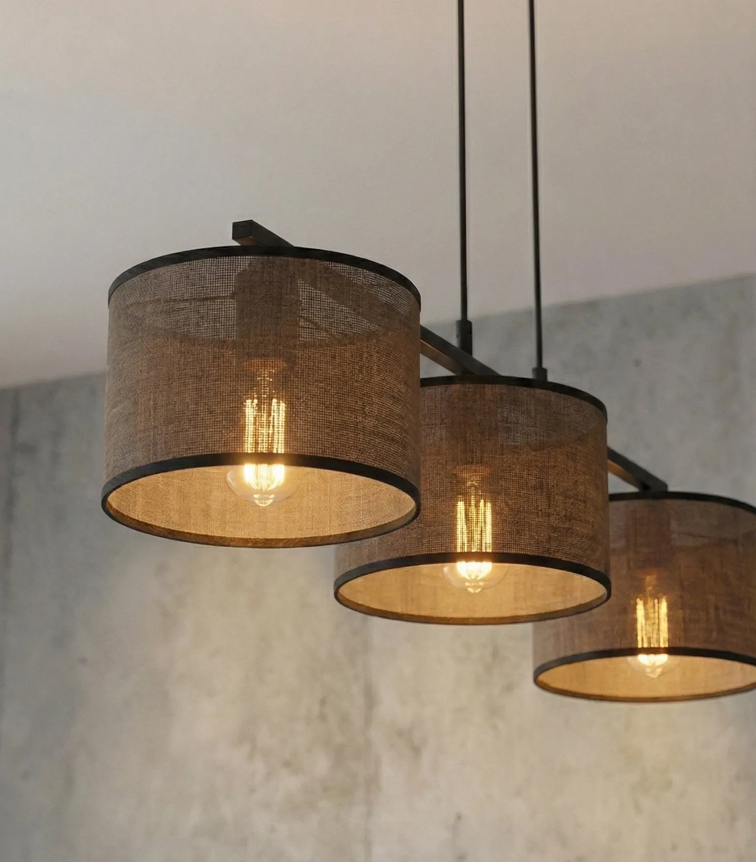 lampa wisząca, wiszące żarówki, oswietlenie, korpus z tkaniny, trójnasładowa lampka
