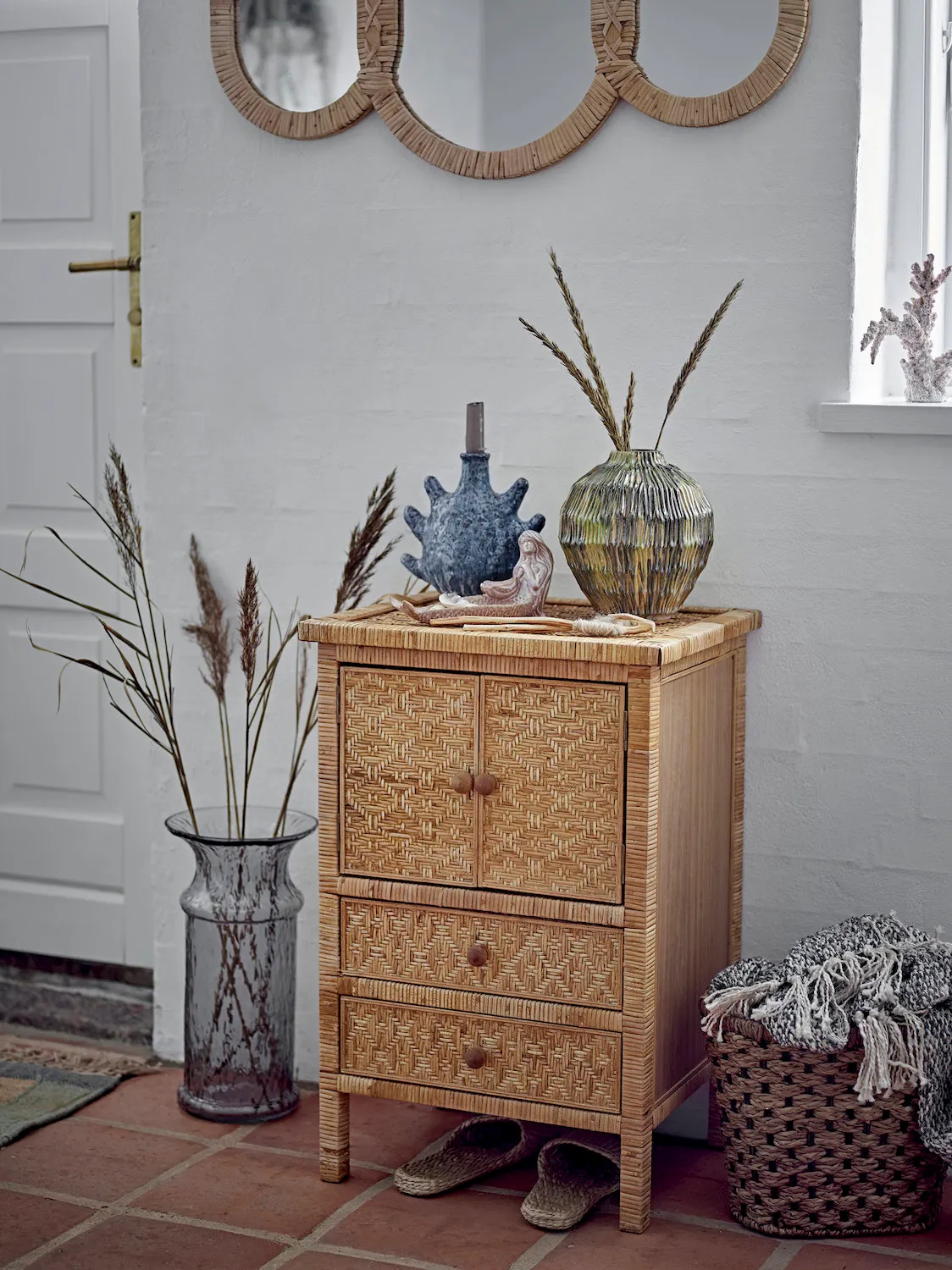 image meble kokosowe, szafka komoda, rattan, wazon ceramiczny, uszczona dekoracja