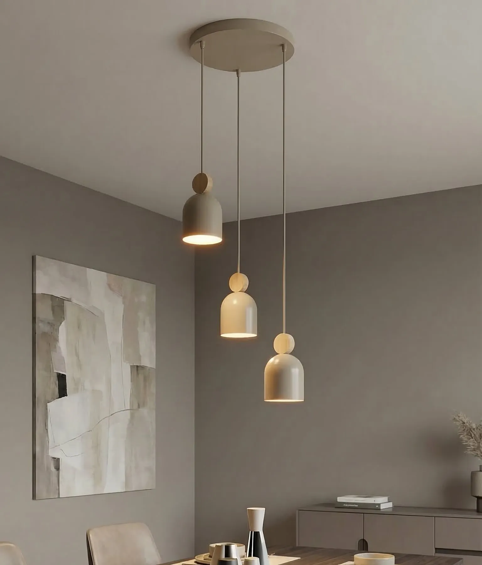 image półka?, lampa wisząca, 3-punktowa lampa?, drewniane elementy, kolor neutralny