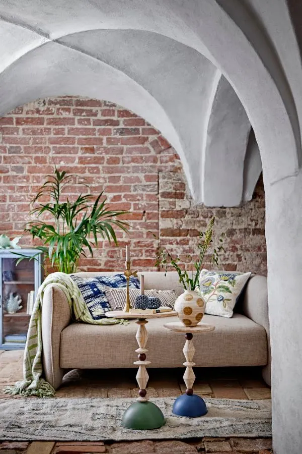 sofa, salon, ściana z cegły, kandelabry, dekoracja