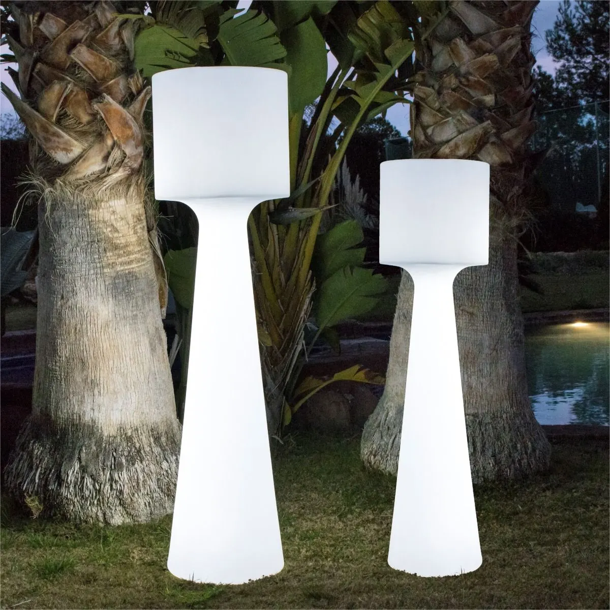 lampy stojące, lampa zewnętrzna, stylowy stojak, biała lampa, gruba podstawa