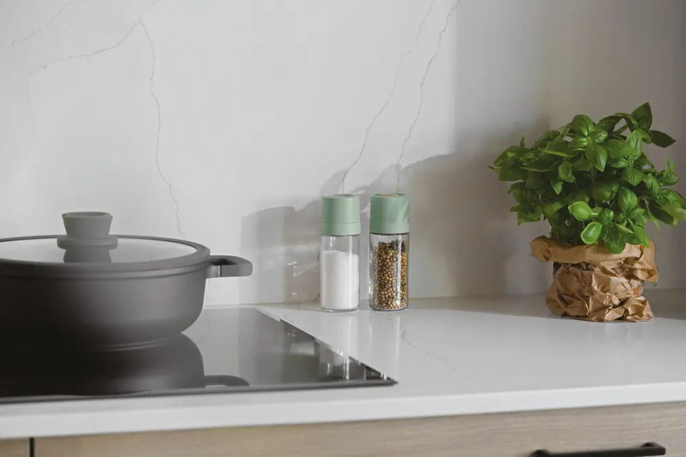 image kuchnia, patelnia, sól, pieprz, bazylia