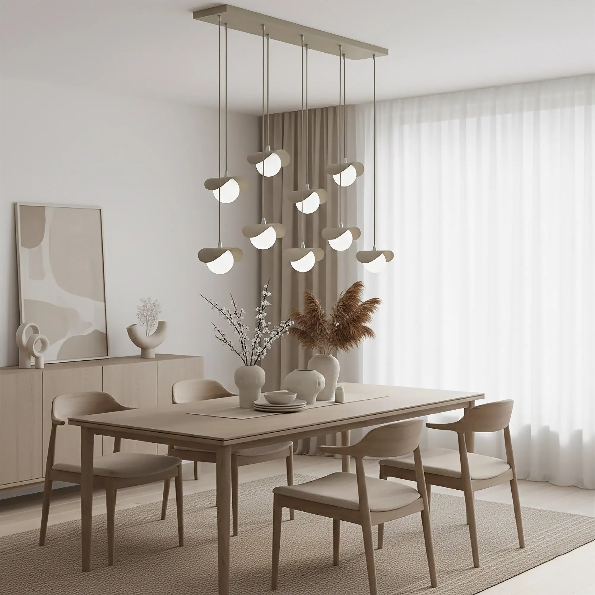 lampa wisząca, zasłony, stół drewniany, krzesła drewniane, dekoracja stołu