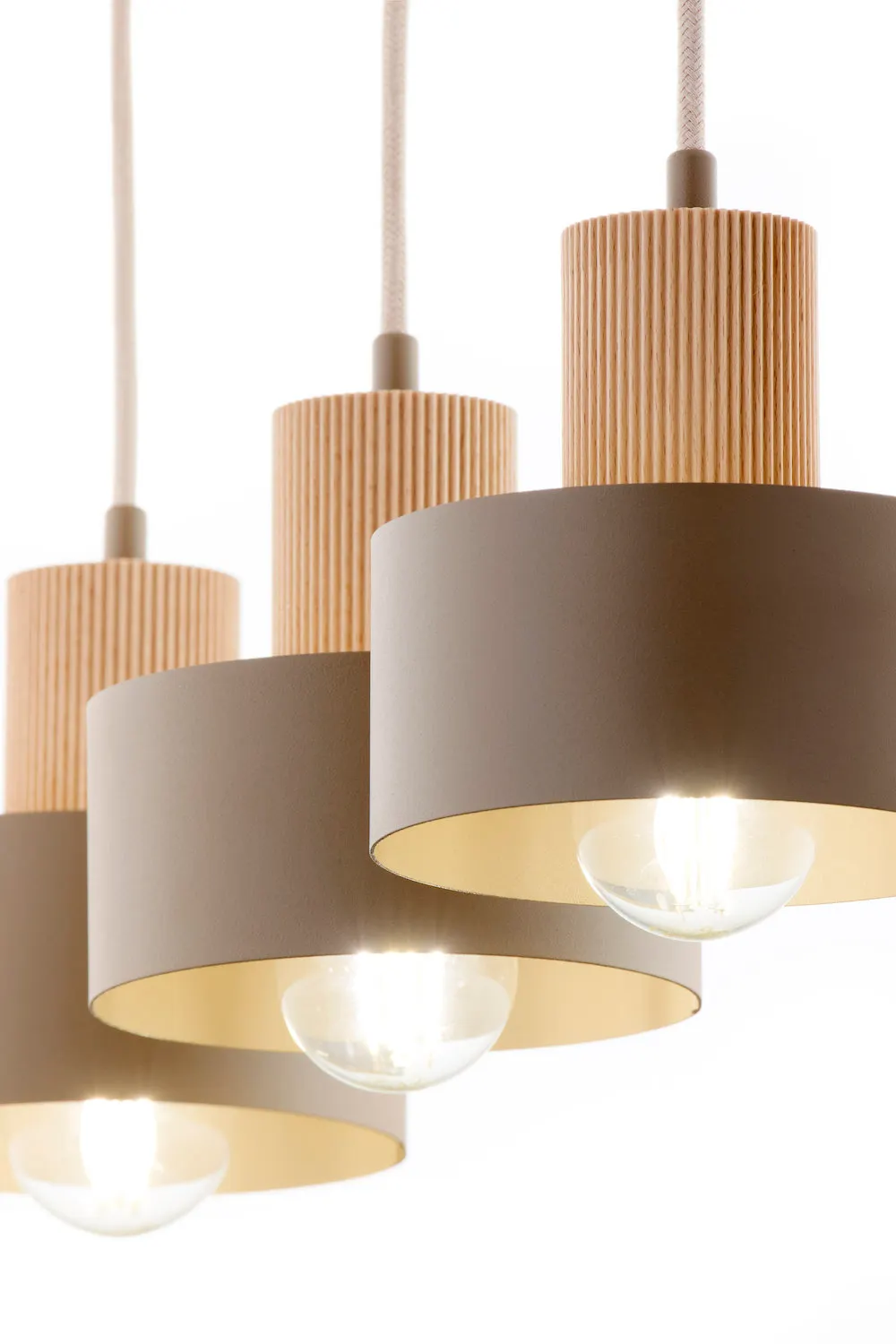 image lampa wisząca, kinkiet, świetlówka, drewniane elementy, metalowy abażur