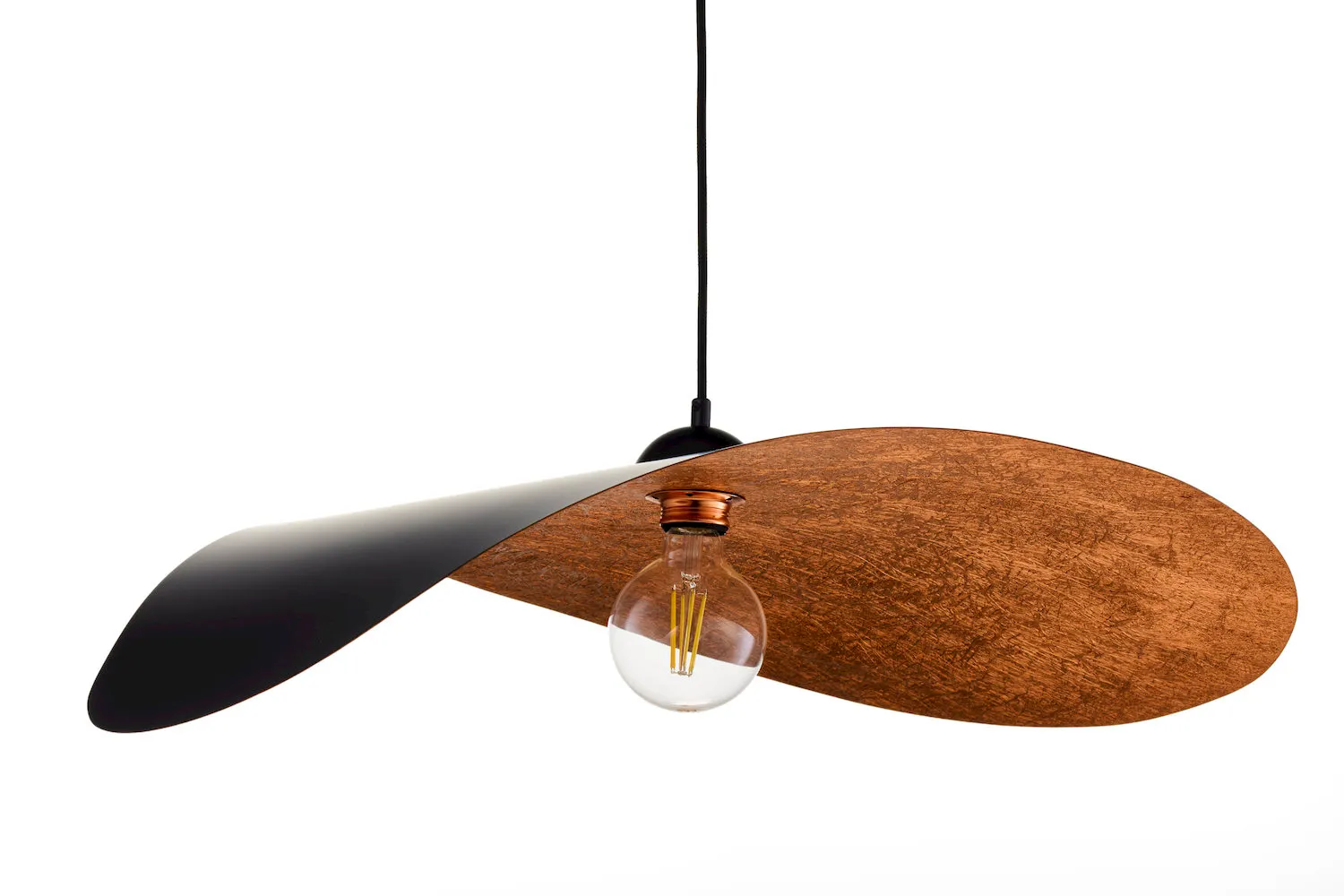 lampa wisząca, konstrukcja z drewna, żarówka LED, czarny kabl, tarczowa forma