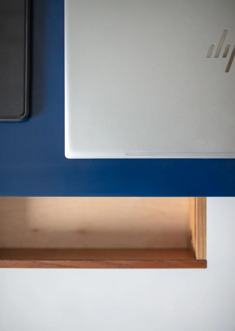 Biurko narożne z szufladą LUKA lewostronne 115x85 ciemnoniebieski blat/nogi kolor dąb - RGB_CDLUK114_OAK_L