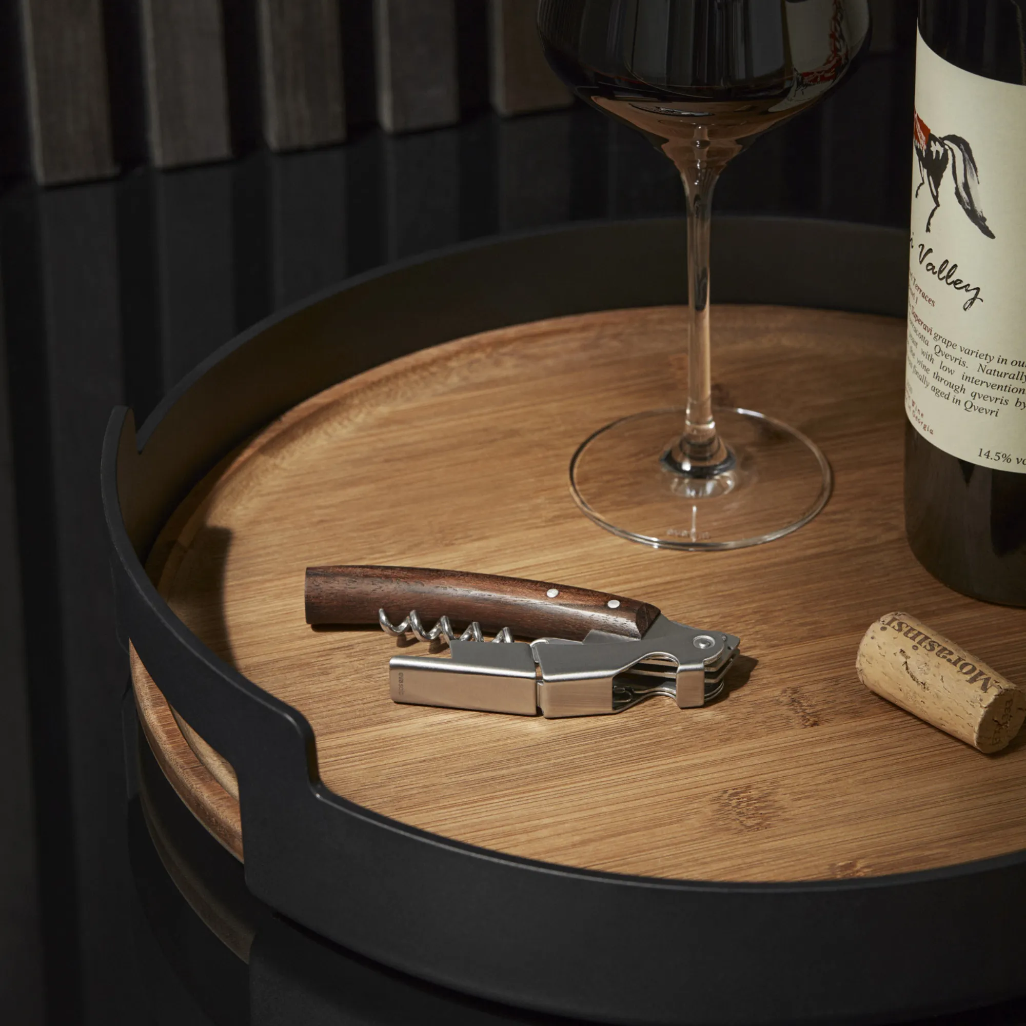 wines glass, wino, korkociąg do korków, butelka wina, okrągły drewniany taca